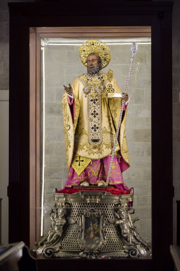 BARI, ITALIË - JULI 11,2018, Standbeeld van Heilige Nicola binnen van de kathedraal van San Nicolas in Bari, Italië royalty-vrije stock fotografie BARI, ITALIË - JULI 11,2018, Standbeeld van Heilige Nicola binnen van de kathedraal van San Nicolas in Bari, Italië royalty-vrije stock fotografie
