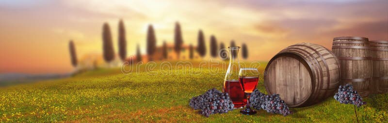 Baril de vin rouge contre le paysage toscan Italie photos libres de droits Baril de vin rouge contre le paysage toscan Italie photos libres de droits