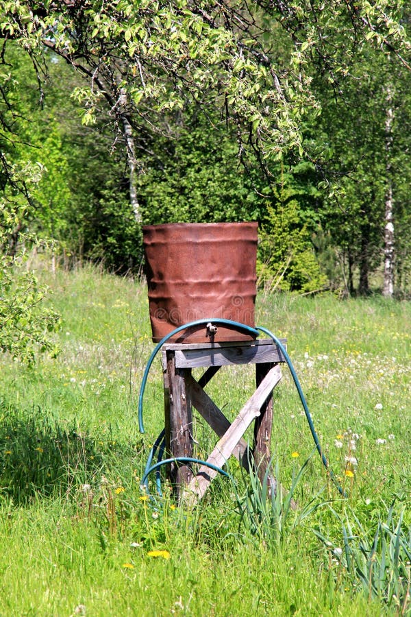 Barile Di Metallo Grande Per L'acqua. in Giardino Sta Un Barile Di