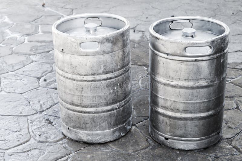 Barili di alluminio utilizzati, piccoli barilotti con birra immagini stock Barili di alluminio utilizzati, piccoli barilotti con birra immagini stock