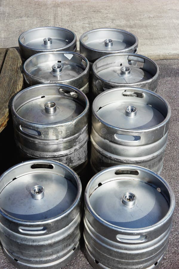 Barilotti di birra di alluminio immagine stock libera da diritti Barilotti di birra di alluminio immagine stock libera da diritti