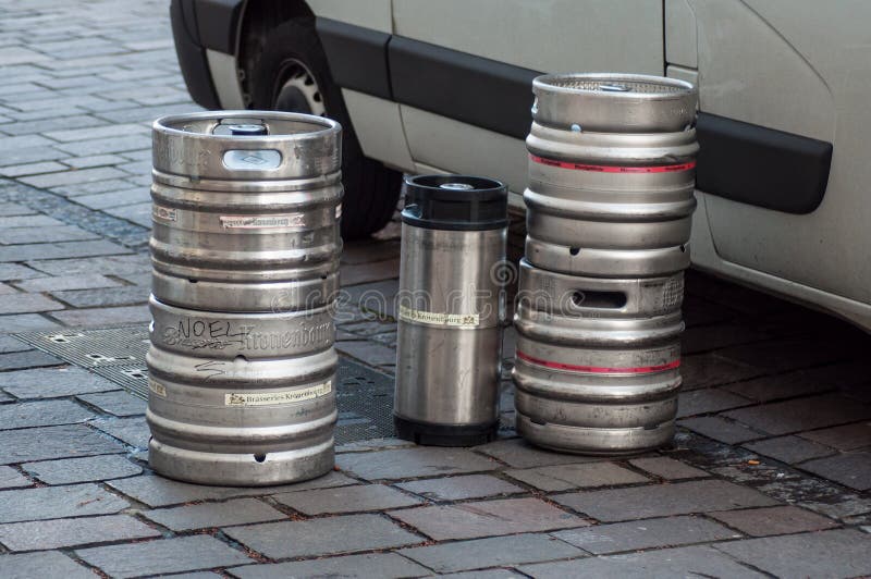 Barilotti di birra di Kronembourg dal camion di consegna parcheggiato nella via vicino al ristorante fotografie stock libere da diritti Barilotti di birra di Kronembourg dal camion di consegna parcheggiato nella via vicino al ristorante fotografie stock libere da diritti