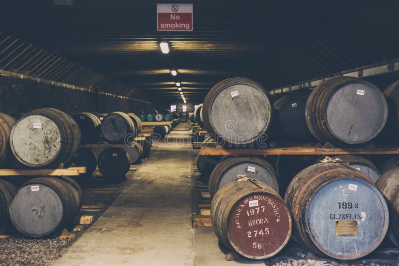 Barilotti di whiskey dentro il magazzino della distilleria di Brora in Scozia, whiskey raro di Brora nella parte anteriore immagini stock Barilotti di whiskey dentro il magazzino della distilleria di Brora in Scozia, whiskey raro di Brora nella parte anteriore immagini stock