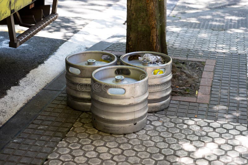 Barilotto di birra di alluminio sulla via della pavimentazione fotografia stock libera da diritti Barilotto di birra di alluminio sulla via della pavimentazione fotografia stock libera da diritti