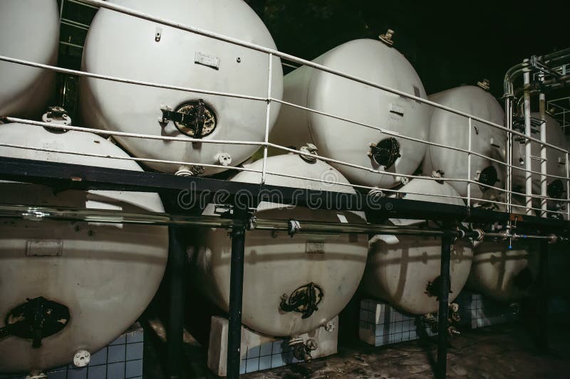 Barils de cuves de stockage d'acier inoxydable ou cuves en métal pour la production vinicole, fermentation industrielle d'alcool images stock Barils de cuves de stockage d'acier inoxydable ou cuves en métal pour la production vinicole, fermentation industrielle d'alcool images stock