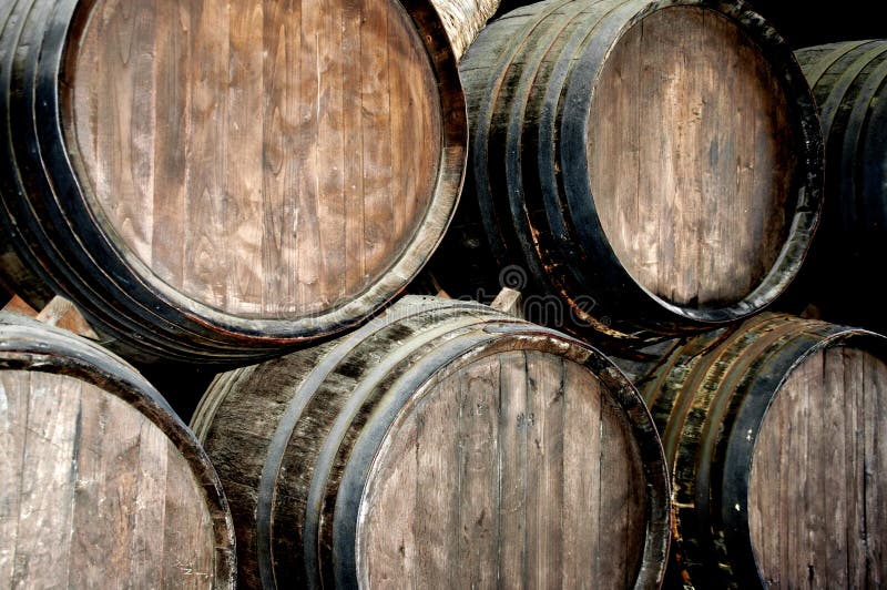 Barils de vin dans une cave photographie stock Barils de vin dans une cave photographie stock
