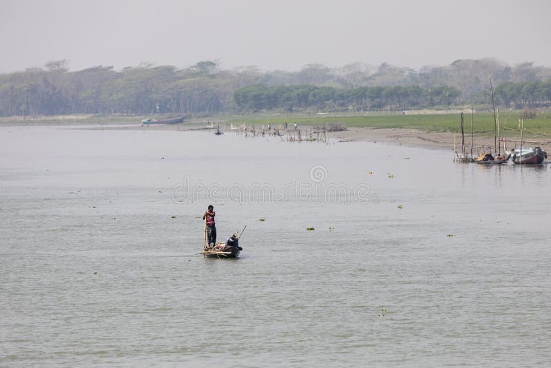 Barisal, Bangladesch, am 27. Februar 2017: Tropische Flusslandschaft lizenzfreie stockfotos Barisal, Bangladesch, am 27. Februar 2017: Tropische Flusslandschaft lizenzfreie stockfotos