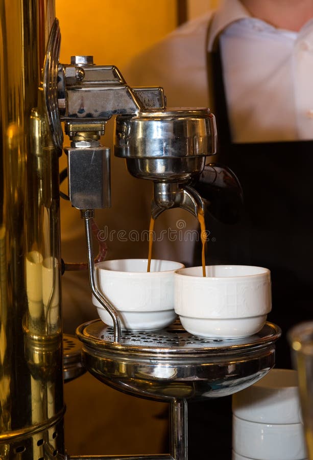 Barista die koffie met koffiemachine maken in bars, koffie makend proces royalty-vrije stock foto's Barista die koffie met koffiemachine maken in bars, koffie makend proces royalty-vrije stock foto's