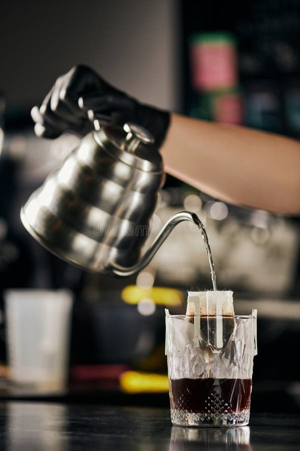 Barista cu ceainic picurat turnând fierbere royalty free stock image