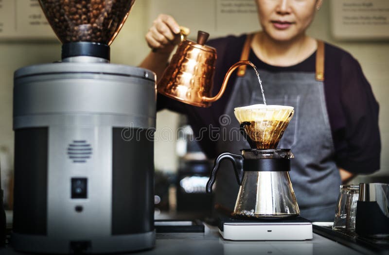 Barista está fazendo o café imagem de stock royalty free Barista está fazendo o café imagem de stock royalty free