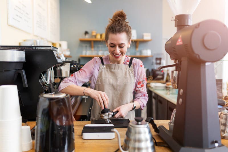 Barista femenino que hace el café foto de archivo libre de regalías Barista femenino que hace el café foto de archivo libre de regalías