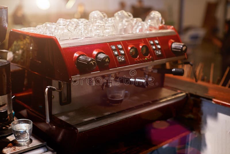 Barista femminile nel posto di lavoro La ragazza produce il caffè facendo uso della macchina , cappuccino, negozio, - il concetto immagine stock libera da diritti Barista femminile nel posto di lavoro La ragazza produce il caffè facendo uso della macchina , cappuccino, negozio, - il concetto immagine stock libera da diritti