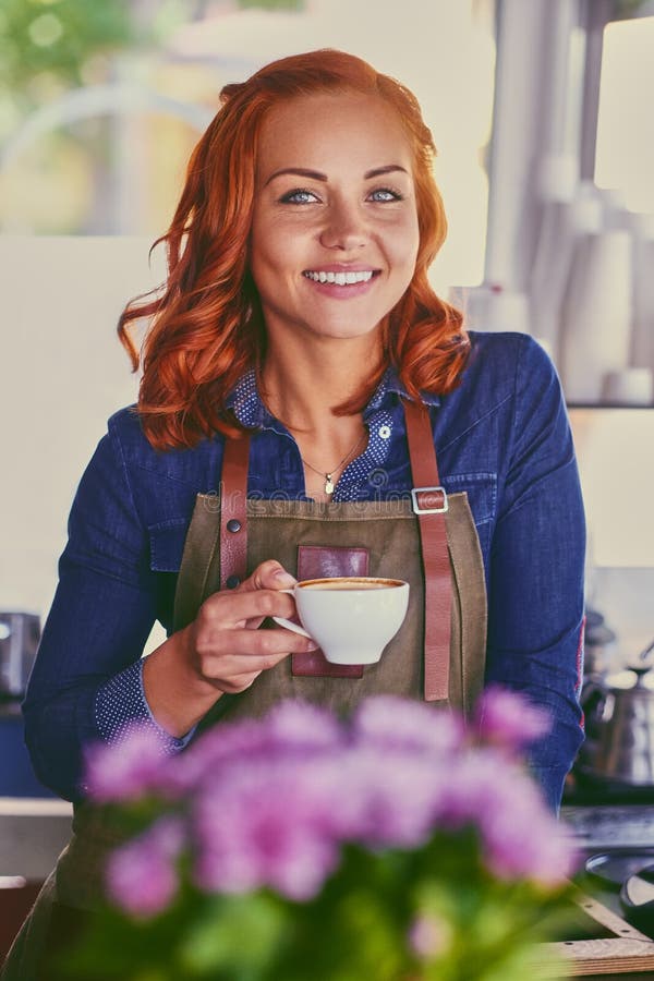 Barista femminile in una piccola caffetteria immagine stock libera da diritti