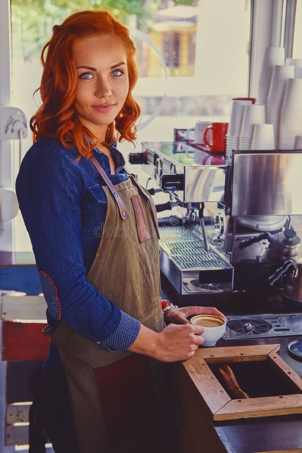 Barista femminile in una piccola caffetteria immagine stock libera da diritti