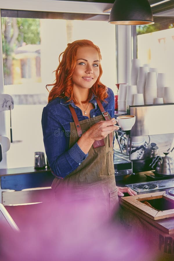 Barista femminile in una piccola caffetteria fotografie stock