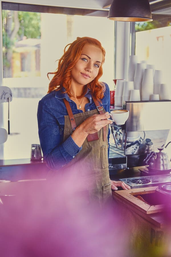 Barista femminile in una piccola caffetteria immagine stock libera da diritti
