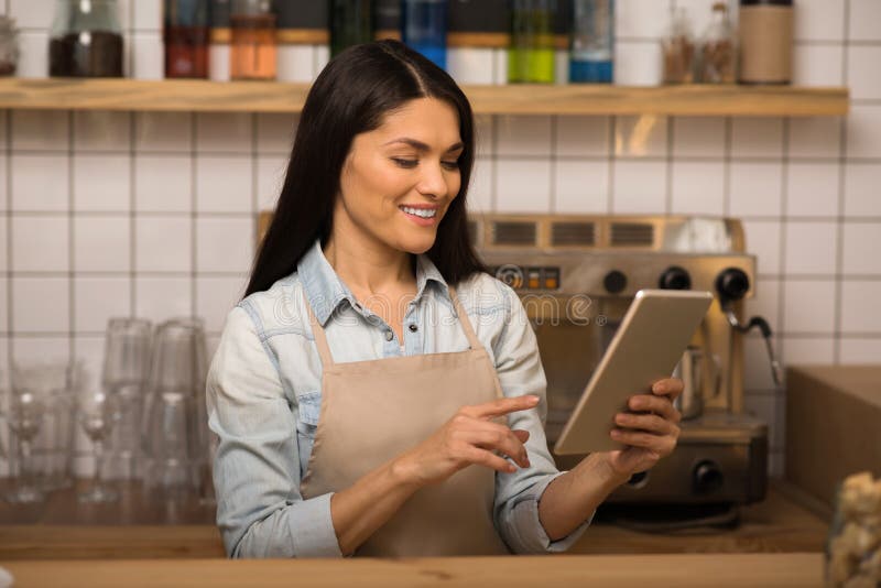 Barista gebruikend digitale tablet stock afbeelding Barista gebruikend digitale tablet stock afbeelding