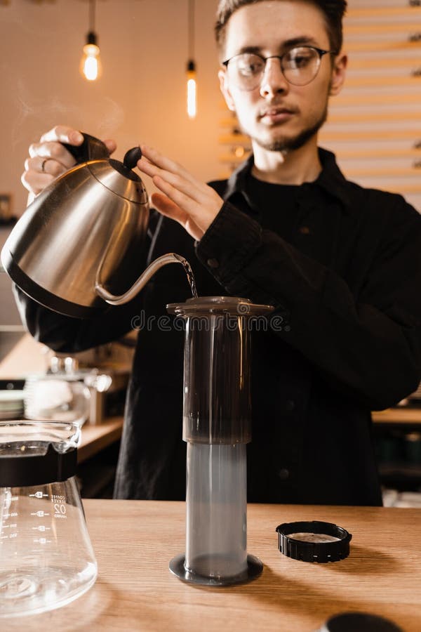 https://thumbs.dreamstime.com/b/barista-pouring-hot-water-drip-kettle-to-aeropress-process-brewing-over-roasted-ground-coffee-beans-272224884.jpg