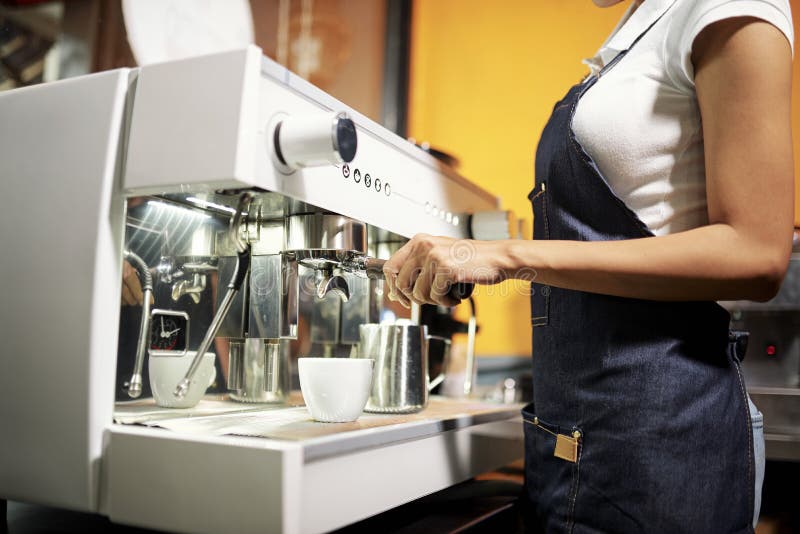 Barista que fabrica cerveja o caf? quente foto de stock Barista que fabrica cerveja o caf? quente foto de stock