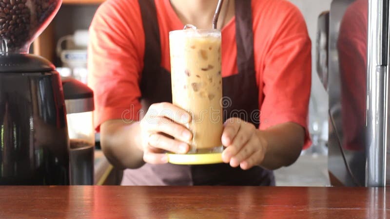 Barista Serving Fresh Brew gefror Kaffee