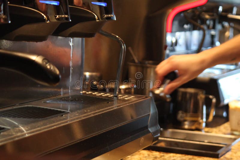 Barista som gör högkvalitativt kaffe eller espresso royaltyfri fotografi Barista som gör högkvalitativt kaffe eller espresso royaltyfri fotografi
