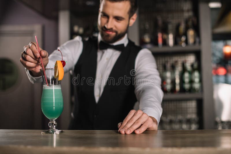 barista sorridente che aggiunge paglia di plastica immagine stock libera da diritti barista sorridente che aggiunge paglia di plastica immagine stock libera da diritti