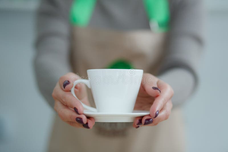 Barista в рисберме в кофейне дать как раз заварило свежий кофе к клиенту стоковое изображение rf Barista в рисберме в кофейне дать как раз заварило свежий кофе к клиенту стоковое изображение rf