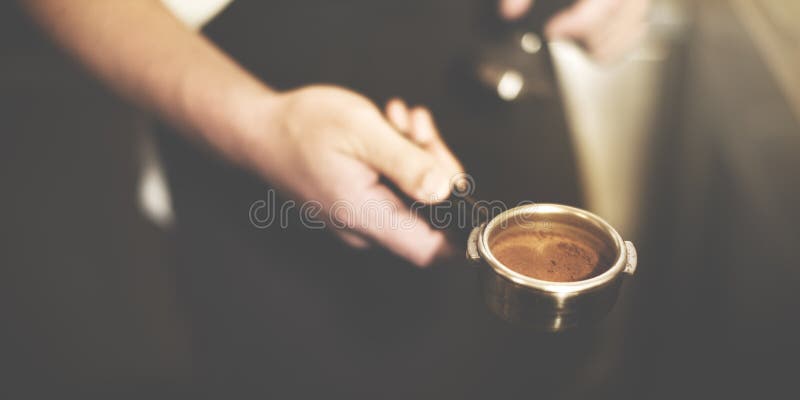 Barista επαγγελματική έννοια αλέσματος καφέ παρασκευάζοντας στοκ εικόνες Barista επαγγελματική έννοια αλέσματος καφέ παρασκευάζοντας στοκ εικόνες