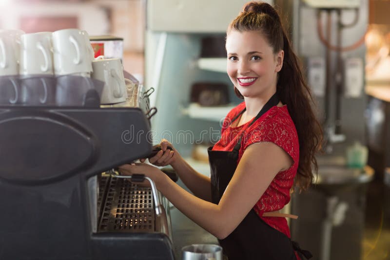 Barista που κατασκευάζει ένα φλιτζάνι του καφέ στοκ εικόνες Barista που κατασκευάζει ένα φλιτζάνι του καφέ στοκ εικόνες