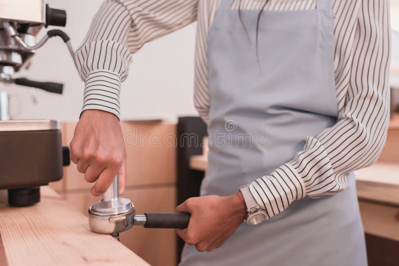 Barista στον πιέζοντας καφέ καφέδων στοκ φωτογραφία με δικαίωμα ελεύθερης χρήσης Barista στον πιέζοντας καφέ καφέδων στοκ φωτογραφία με δικαίωμα ελεύθερης χρήσης