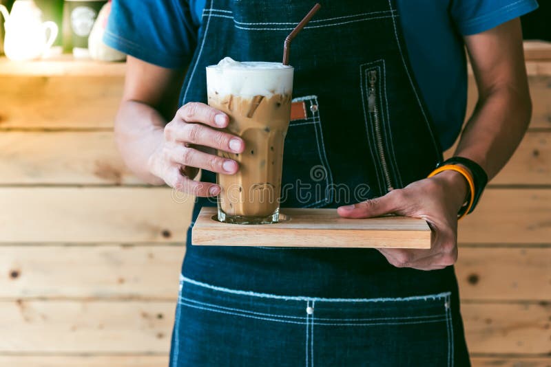 Barista кофе делает крутой кофе, клиенты подачи стоковое фото rf Barista кофе делает крутой кофе, клиенты подачи стоковое фото rf
