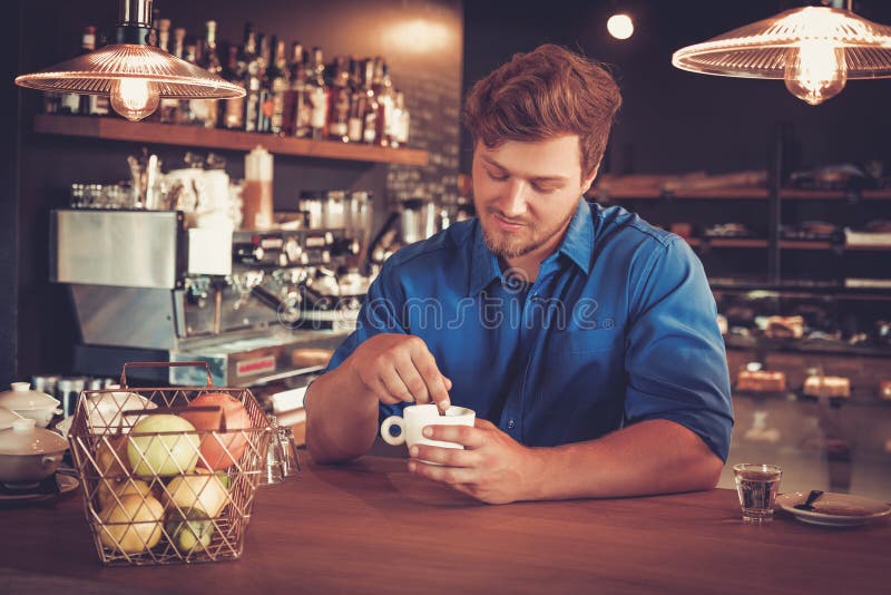 Barista пробуя новый Н тип кофе в его кофейне стоковое изображение Barista пробуя новый Н тип кофе в его кофейне стоковое изображение
