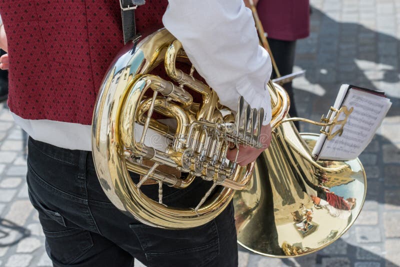 Baritonhorn einer Trachtenkapelle, Deutschland lizenzfreies stockfoto Baritonhorn einer Trachtenkapelle, Deutschland lizenzfreies stockfoto