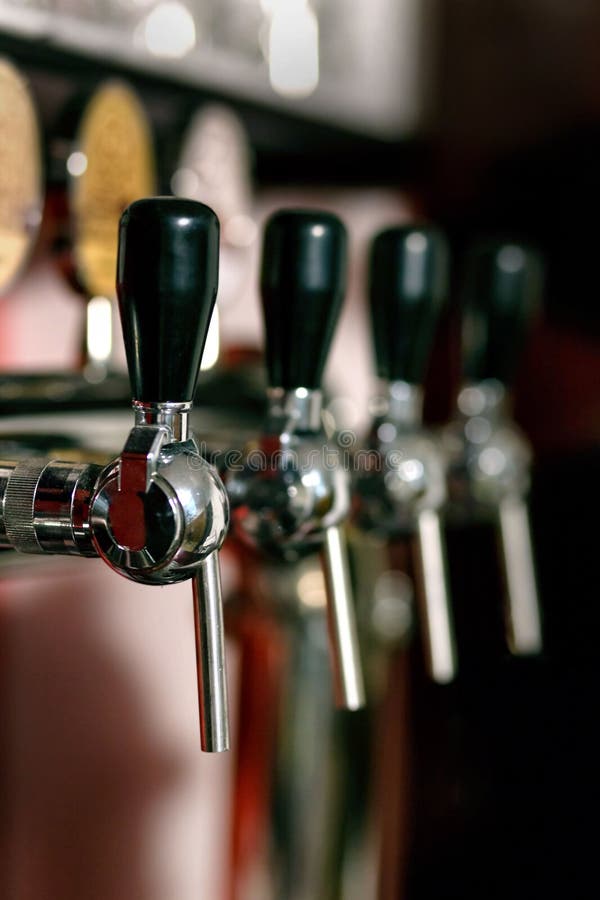 Barkeeper tirant une pinte de bière images stock Barkeeper tirant une pinte de bière images stock