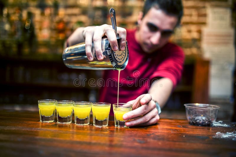 Barman die en de zomer alcoholische cocktails mengen gieten stock foto Barman die en de zomer alcoholische cocktails mengen gieten stock foto