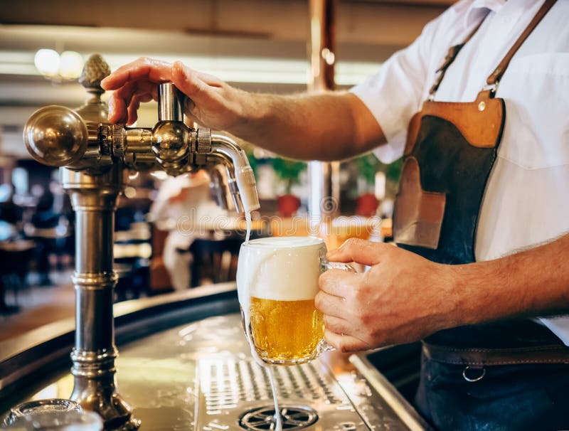 Barman die het verse bier in één van Tsjechische traditionele bar gieten stock afbeeldingen Barman die het verse bier in één van Tsjechische traditionele bar gieten stock afbeeldingen