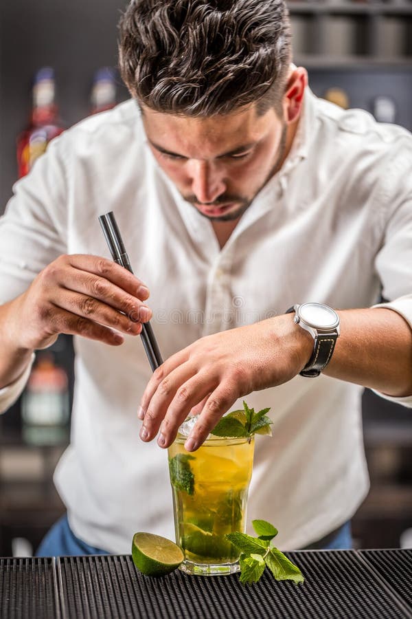 Barman die mojitococktail voorbereiden stock foto Barman die mojitococktail voorbereiden stock foto