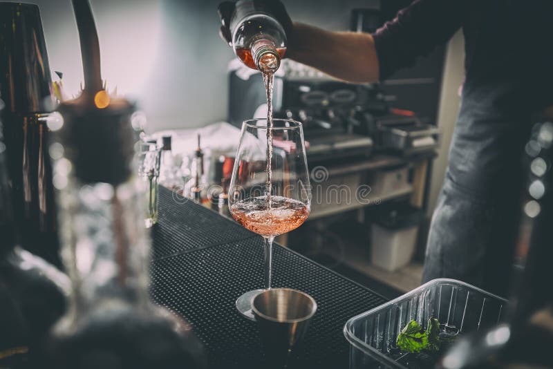 Barman dolewania wino zdjęcia royalty free