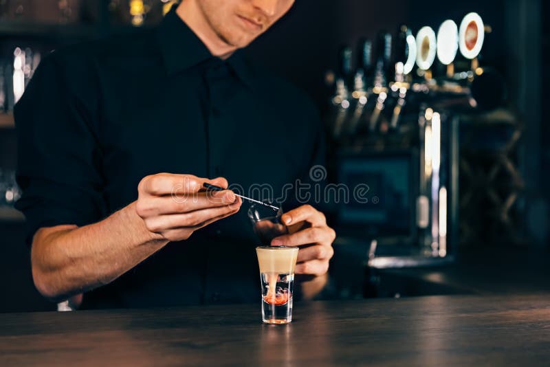 Barman faisant le coctail d'alcool dans le restaurant Le barman expert ajoute le cocktail d'ingrédient à la boîte de nuit image libre de droits Barman faisant le coctail d'alcool dans le restaurant Le barman expert ajoute le cocktail d'ingrédient à la boîte de nuit image libre de droits