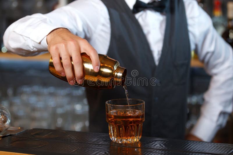 Barman miesza napoje zdjęcia royalty free Barman miesza napoje zdjęcia royalty free