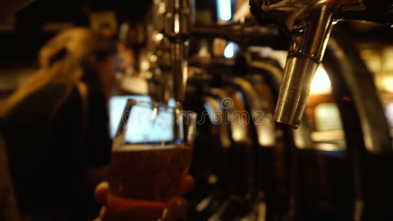 Barman Pouring Beer au bar