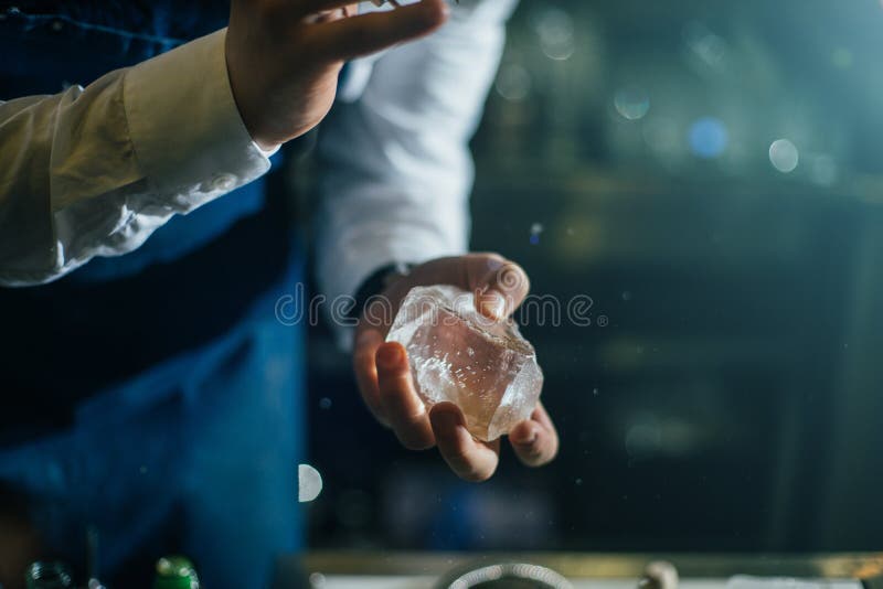 Barman profesjonalnie pracuje z lodem zdjęcie royalty free Barman profesjonalnie pracuje z lodem zdjęcie royalty free