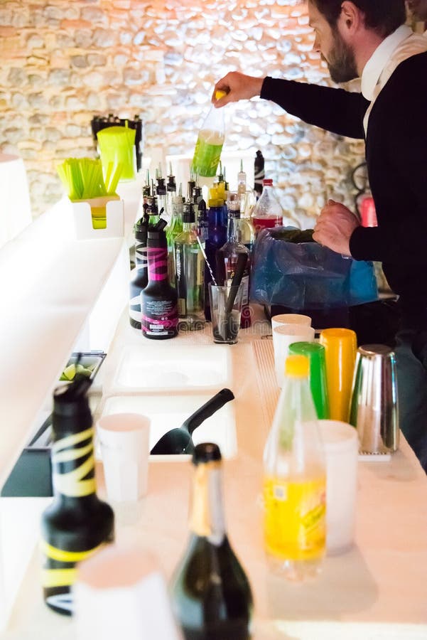 Barman que faz cocktail fotografia de stock royalty free Barman que faz cocktail fotografia de stock royalty free