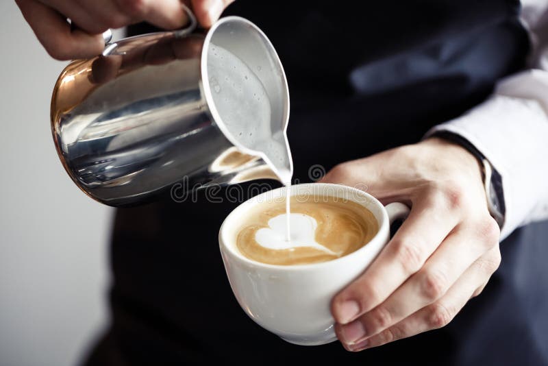 Barman robi kawie, nalewa mleko