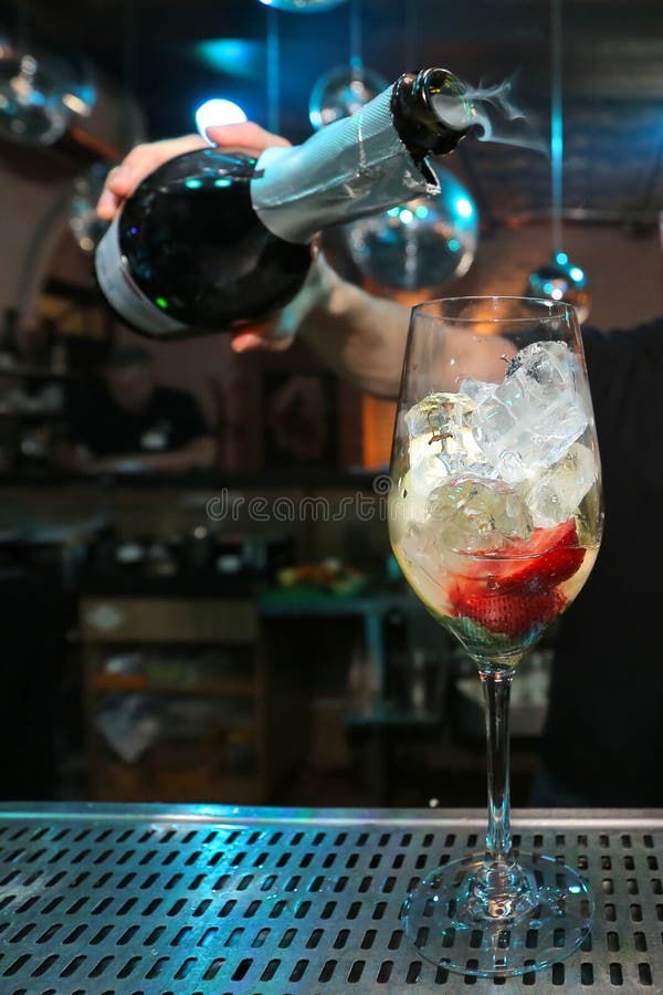 barman robi koktajl fotografia royalty free barman robi koktajl fotografia royalty free