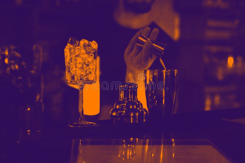 Barman robi koktajlowi na przyjęciu w noc klubie r obraz royalty free Barman robi koktajlowi na przyjęciu w noc klubie r obraz royalty free