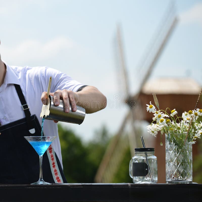 Barmanu miejsce pracy barman na ulicznym cateringu barze prepar obrazy stock Barmanu miejsce pracy barman na ulicznym cateringu barze prepar obrazy stock