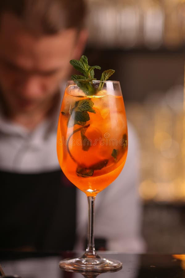 Barmany robią Aperol Spritz koktajl Aperol Spritz alkoholu koktajl na czarnej tło powierzchni fotografia royalty free Barmany robią Aperol Spritz koktajl Aperol Spritz alkoholu koktajl na czarnej tło powierzchni fotografia royalty free