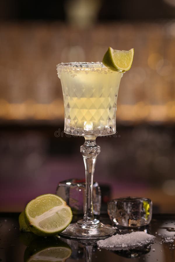 Barmany robią Margarita koktajlowi Margarita alkoholu koktajl na czarnej tło powierzchni obraz stock Barmany robią Margarita koktajlowi Margarita alkoholu koktajl na czarnej tło powierzchni obraz stock