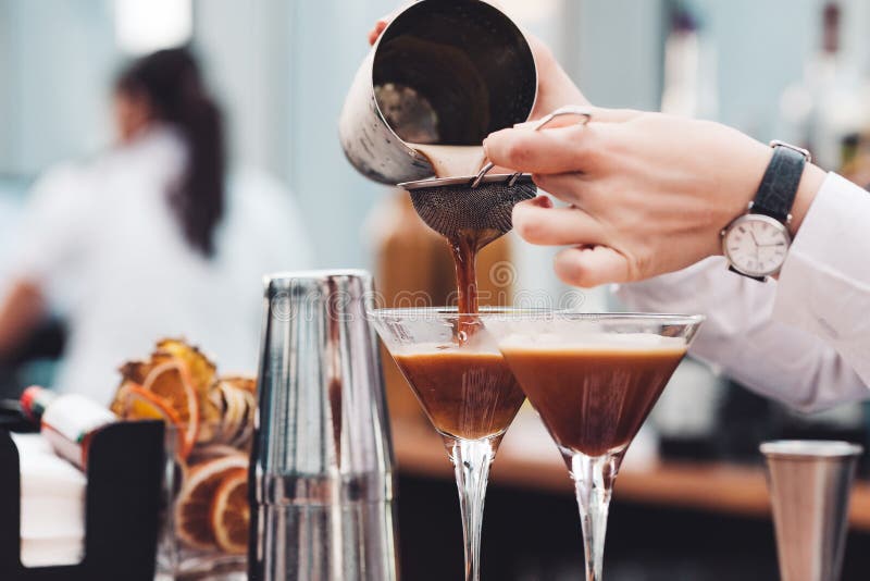 Barmixer macht ein Cocktail lizenzfreie stockbilder Barmixer macht ein Cocktail lizenzfreie stockbilder